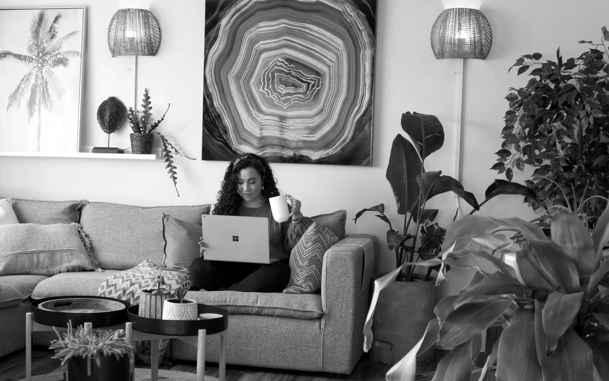 Mélodie Lambert au travail sur son ordinateur